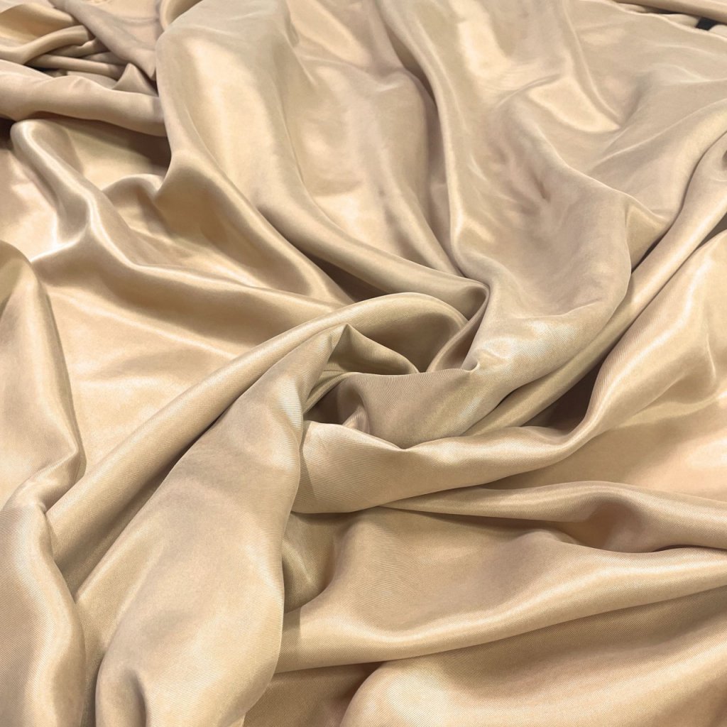 Мокрый шелк песочного оттенка Мокрый шелк песочного оттенка